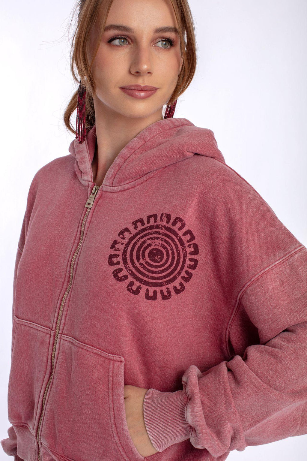 Poleron Ziper Oversize Gravillado y Estampado Burdeo Efesis