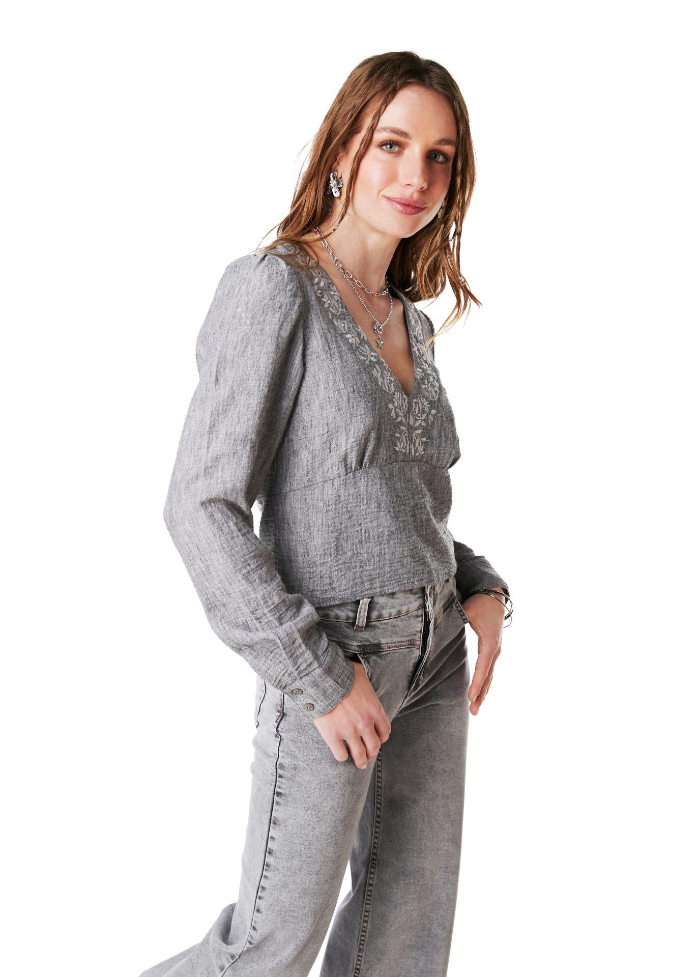 BLUSA KENIA REGULAR BORDADO ESCOTE GRIS EFESIS