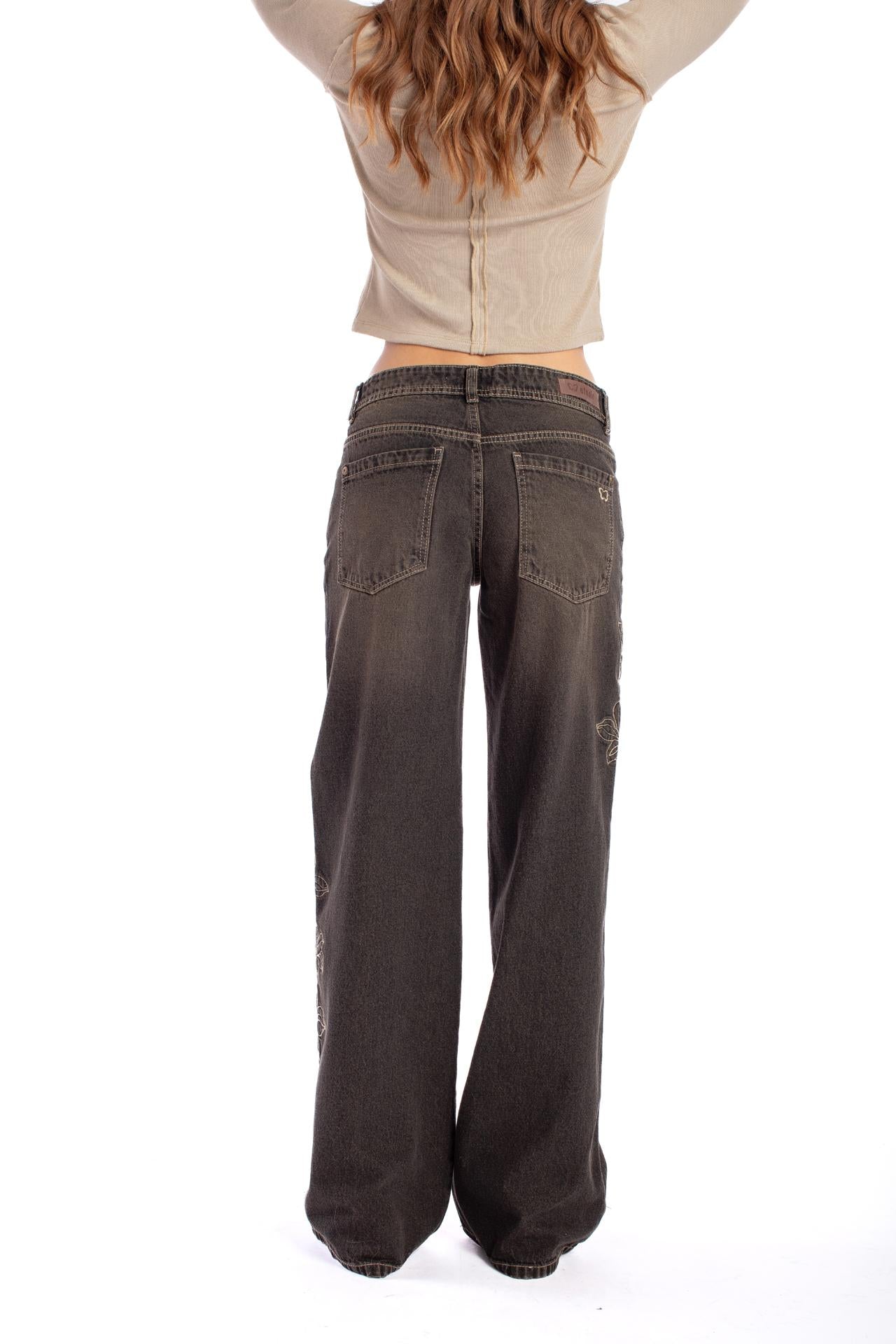 JEANS DIRTY WIDE TIRO BAJO BORDADO INFLADO NEGRO EFESIS