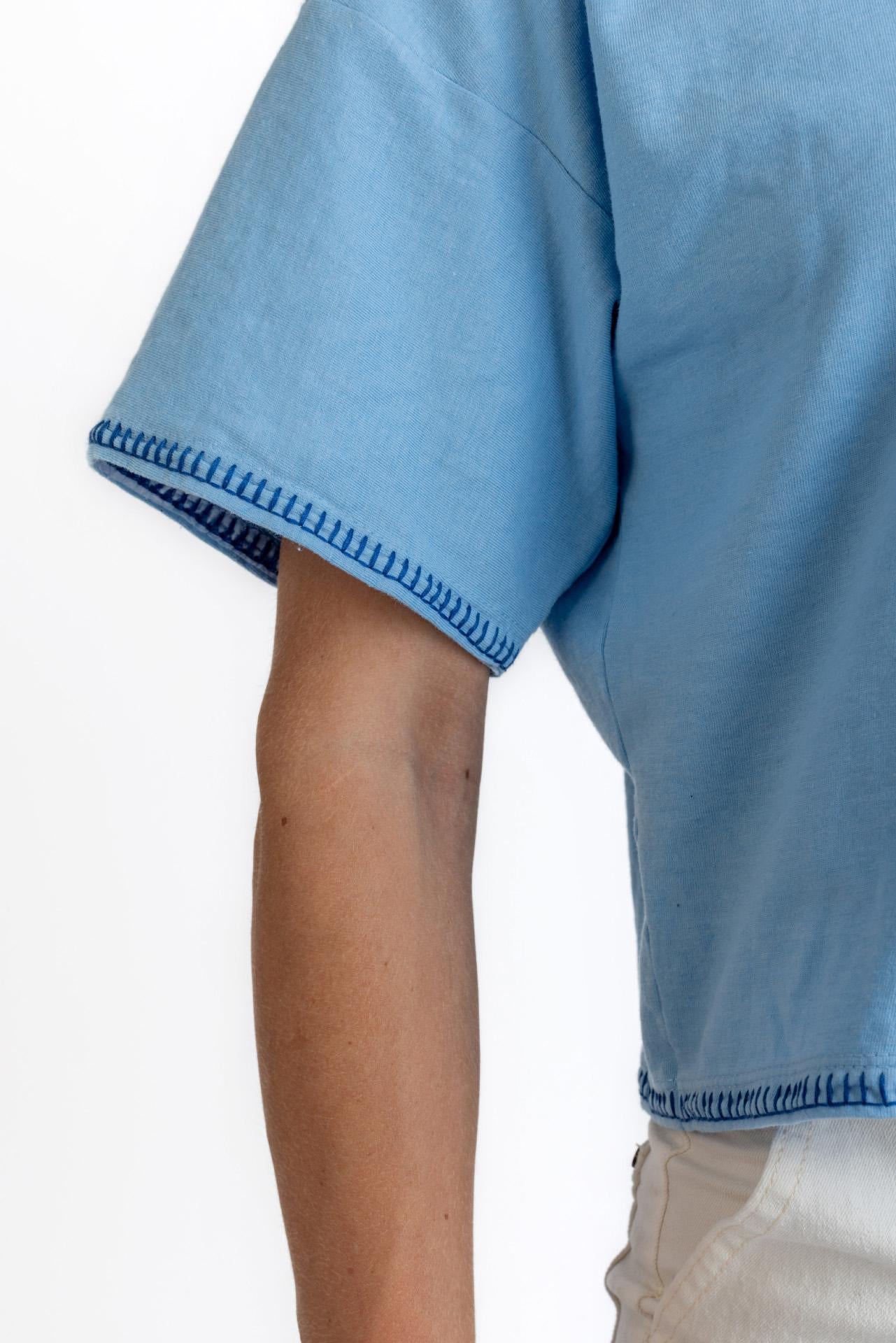 POLERA BIANCHI CROP OVERSIZE C/ BORDADO CELESTE EFESIS