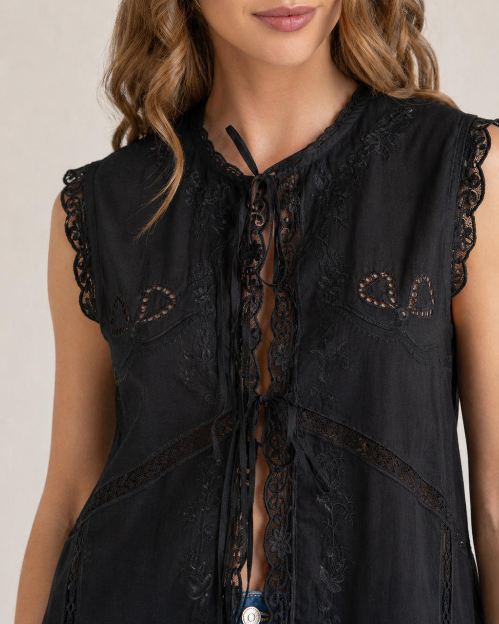 Blusa Lorein Broderie Amarras Negro Efesis