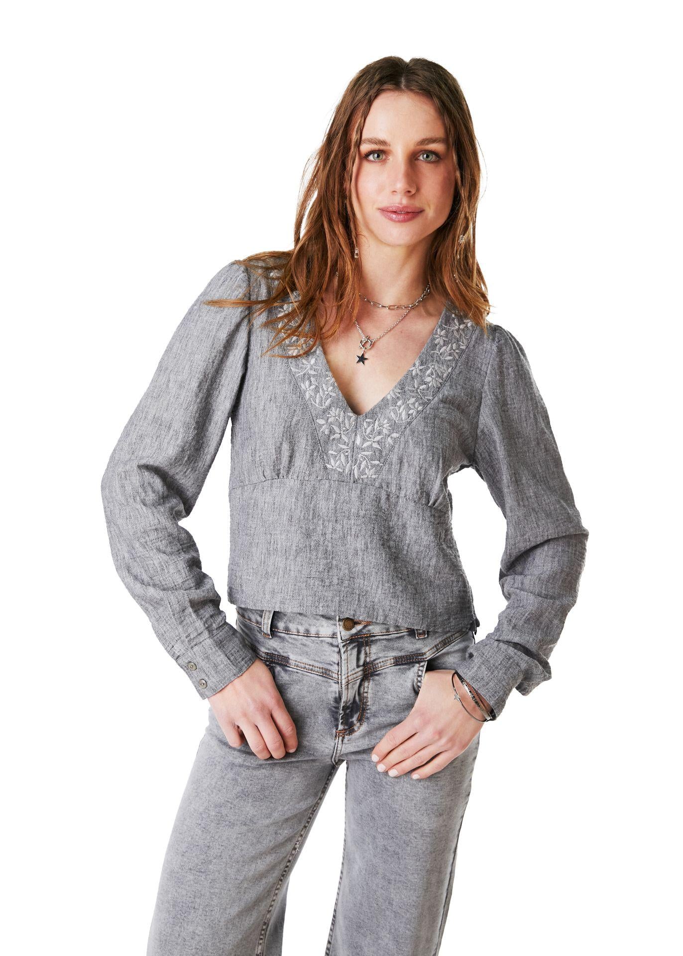BLUSA KENIA REGULAR BORDADO ESCOTE GRIS EFESIS