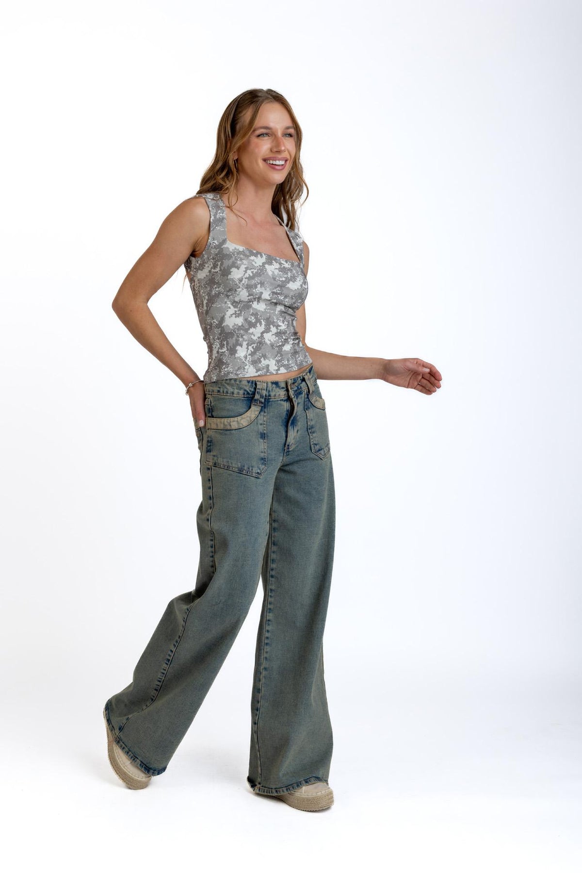 POLERA KYLE CROP ABERTURA ESPALDA PRINT MILITAR EFESIS