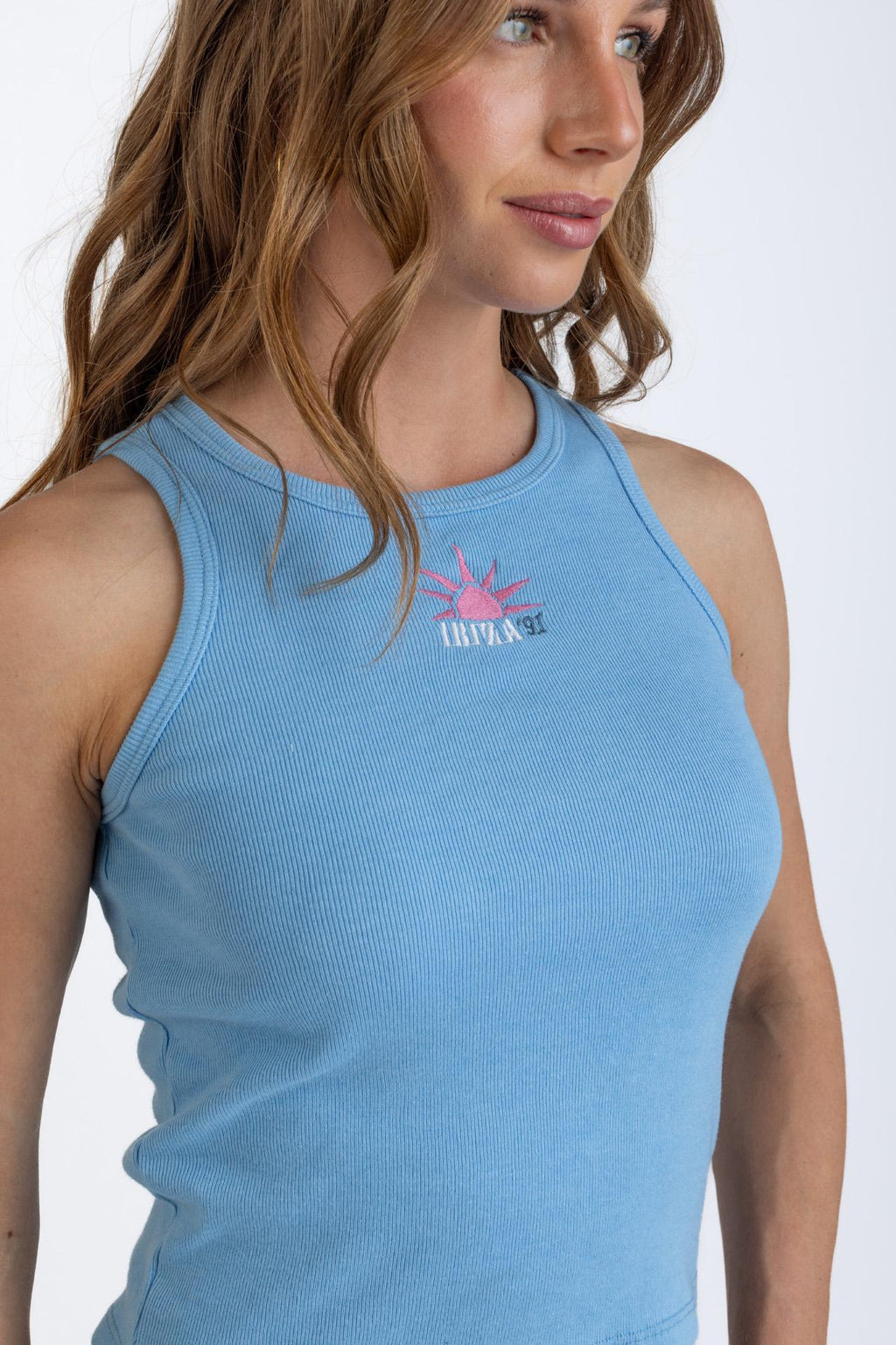 POLERA LAM TOP TANK C/ BORDADO CELESTE EFESIS