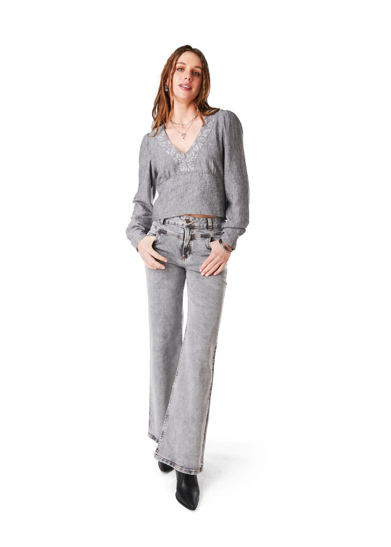 BLUSA KENIA REGULAR BORDADO ESCOTE GRIS EFESIS